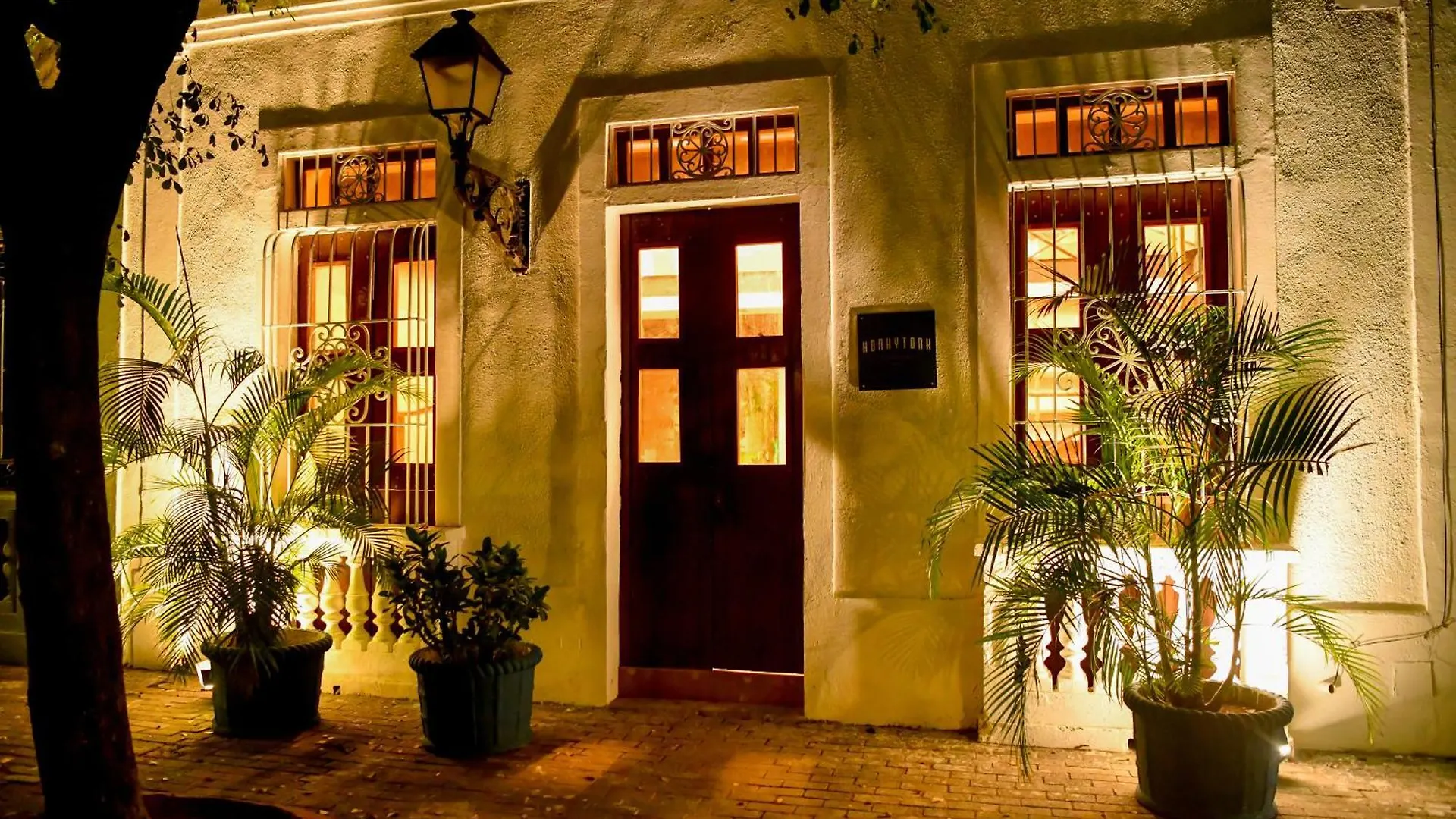 Honky Tonk Colonial location